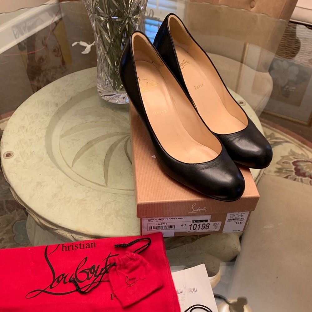 SOLD 
Simple  Pump 70👠
Size 41